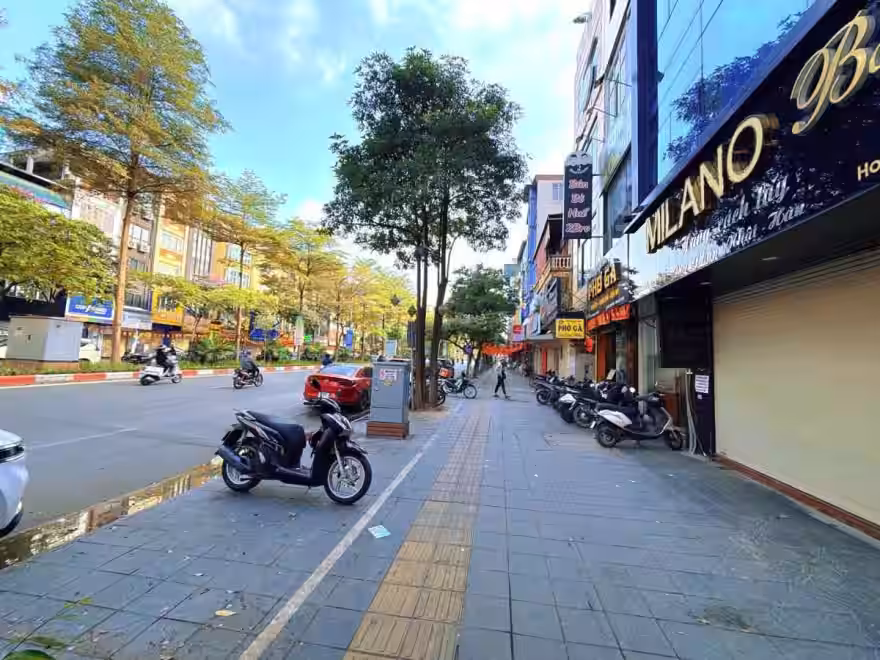 Tầng 3 nhà mặt phố Trần Thái Tông có điều hòa