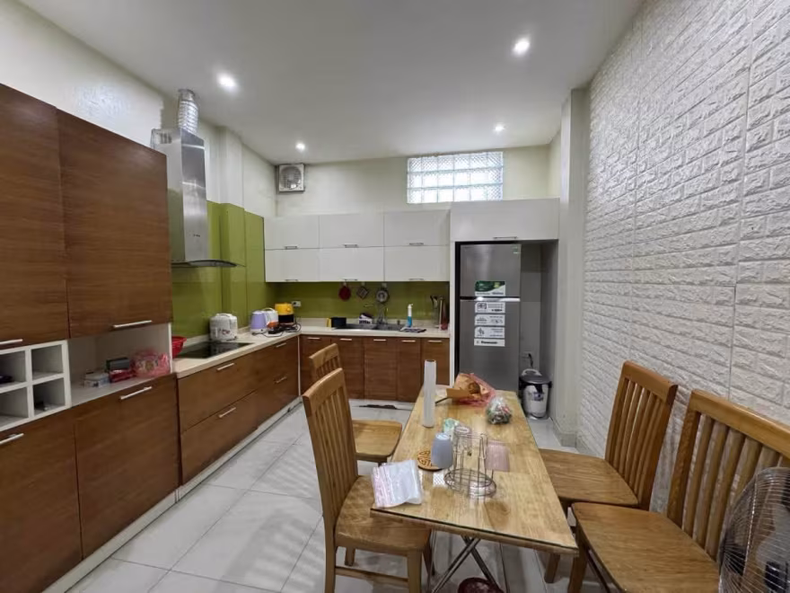 tủ bếp, bàn ăn tại tầng 1 nhà ngõ 68 Xuân Thủy